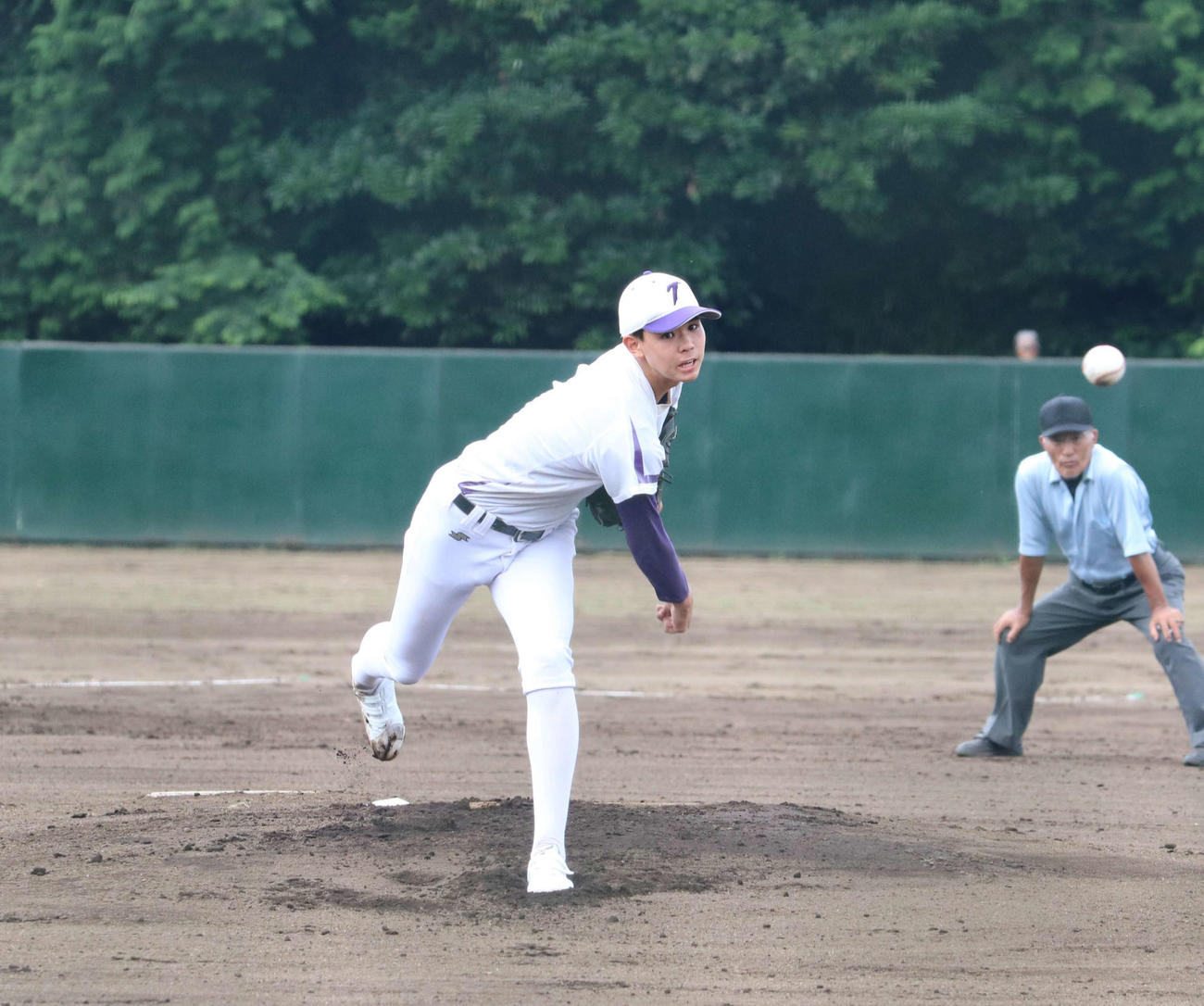 第1試合に先発し、力投する東京・永見（撮影・水谷京裕）
