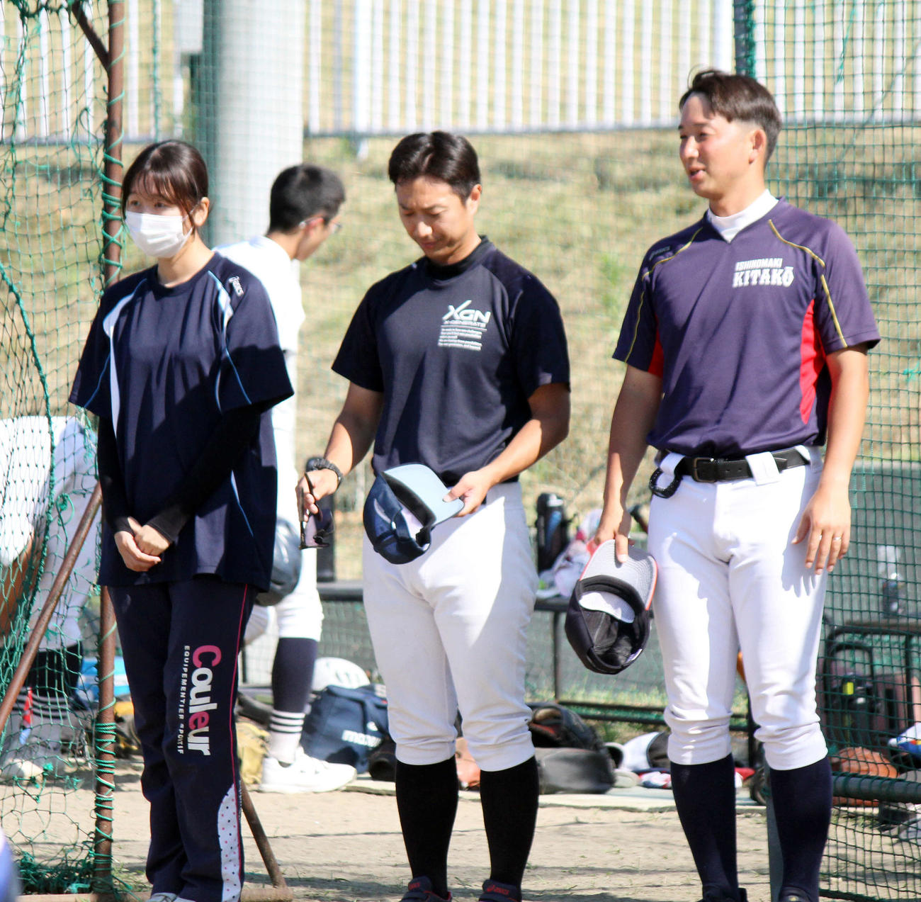 試合後にあいさつする岩ケ崎・千葉マネジャー（左）（撮影・木村有優）