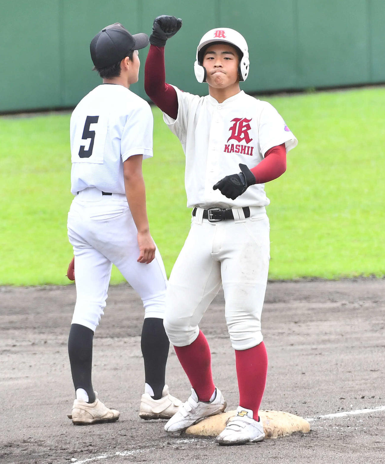 有明高専対香椎　2回裏香椎2死二塁、左翼線へ適時三塁打を放ち、ガッツポーズする桑畑（撮影・岩下翔太）