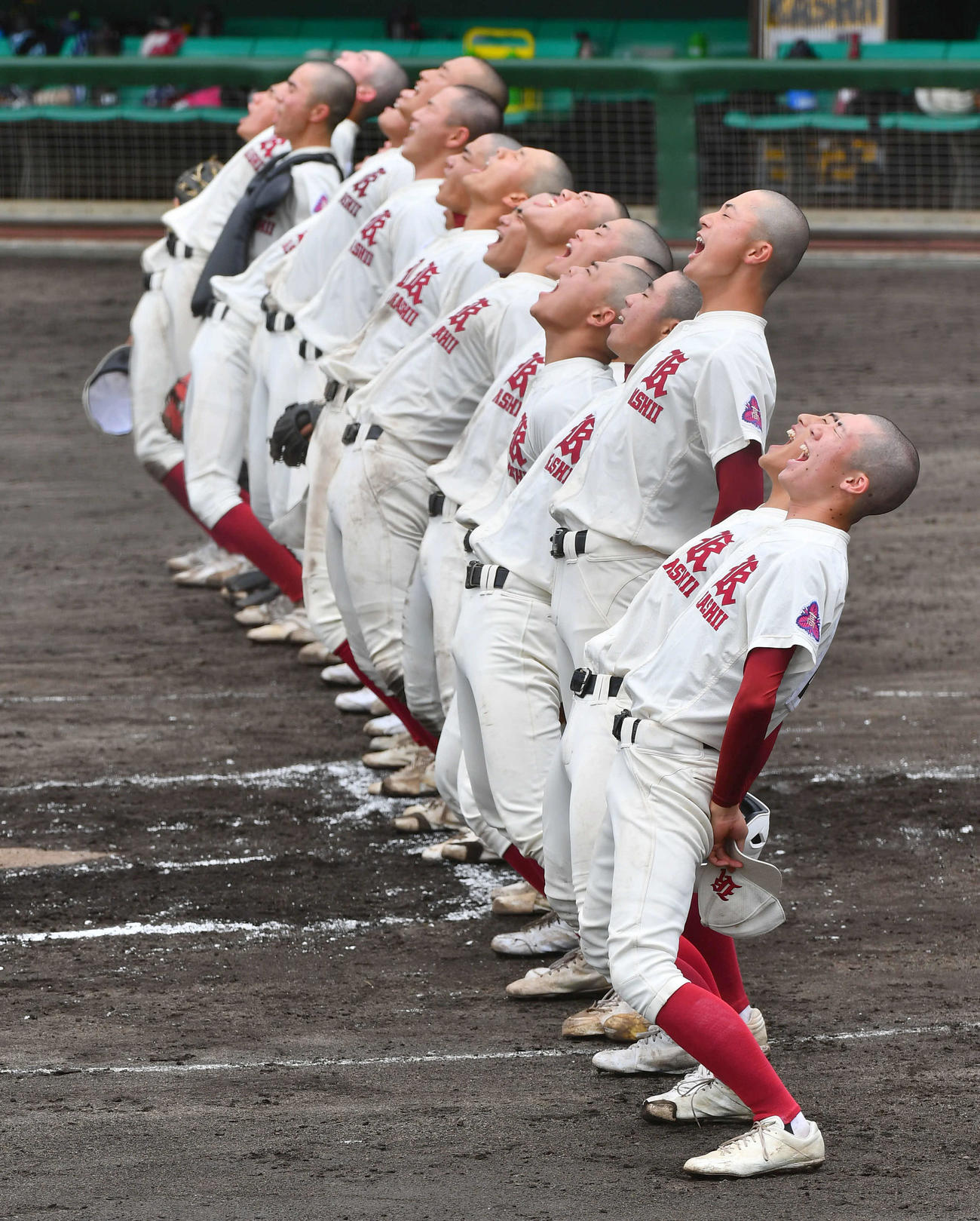 有明高専対香椎　有明高専にコールド勝ちし、反り返って校歌を歌う香椎ナイン（撮影・岩下翔太）