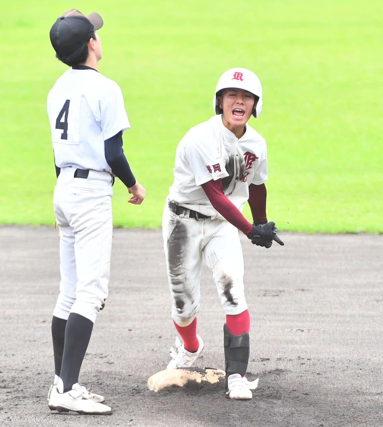 有明高専対香椎　2回裏香椎2死二、三塁、中前2点適時打を放った井原（右）は返球間に二塁へ進み、雄たけびをあげながらガッツポーズする（撮影・岩下翔太）