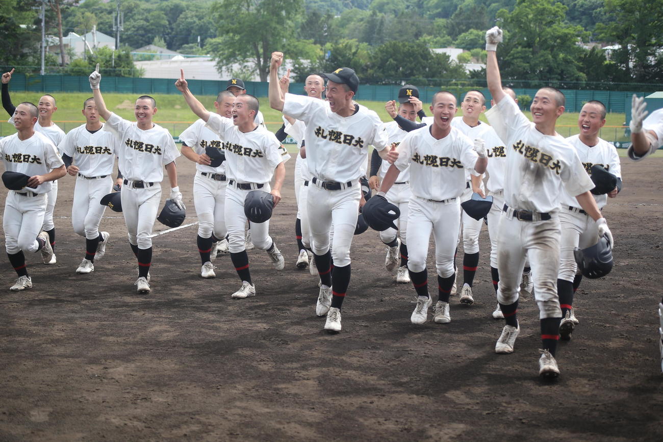 札幌日大対東海大札幌　札幌日大ナインは東海大札幌を破り笑顔でスタンドにガッツポーズ（撮影・中島洋尚）