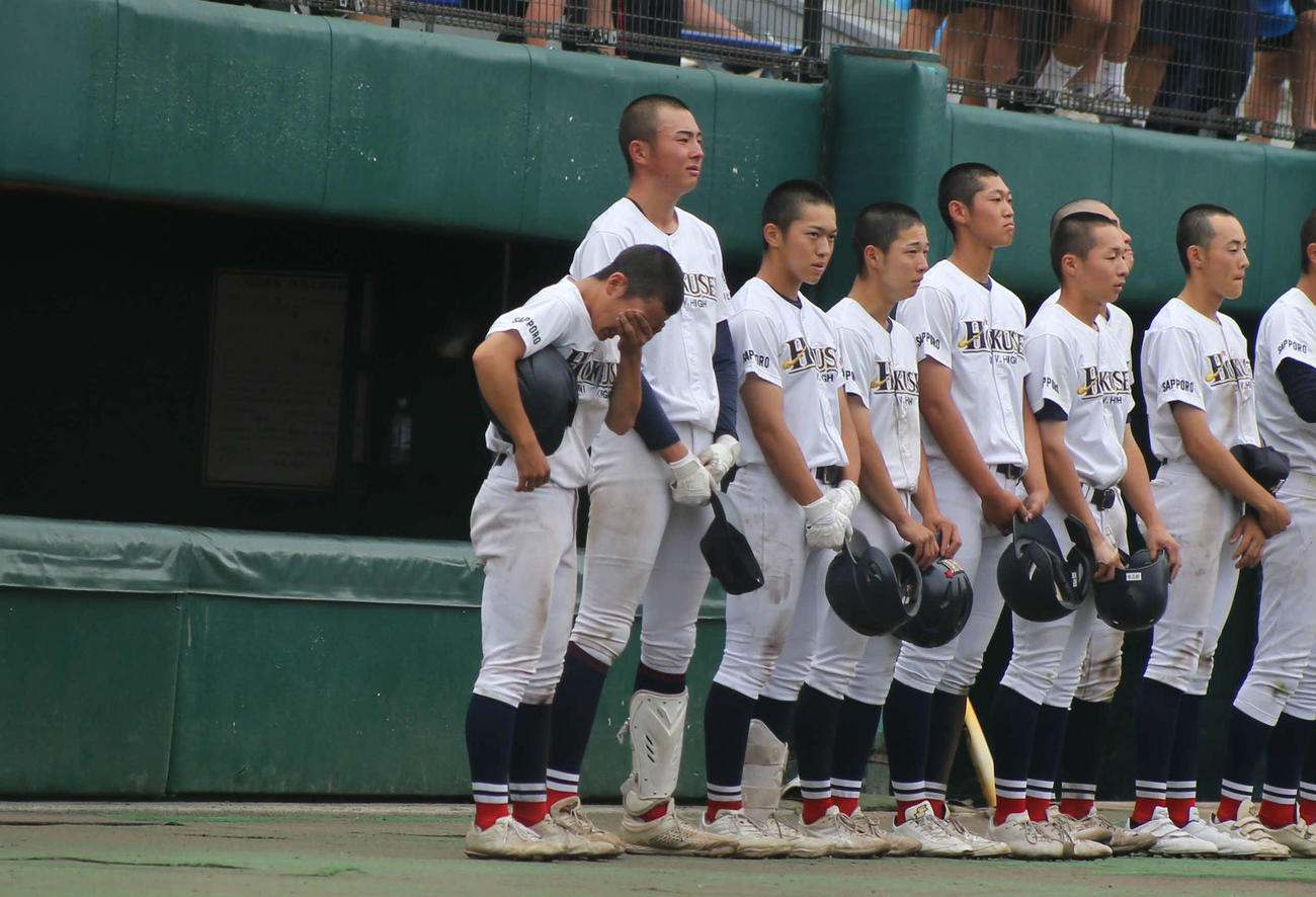 札幌第一対北星学園大付　北星学園大付の石田（左から2人目）は涙を流しながら相手校の校歌を聴く（撮影・中島洋尚）