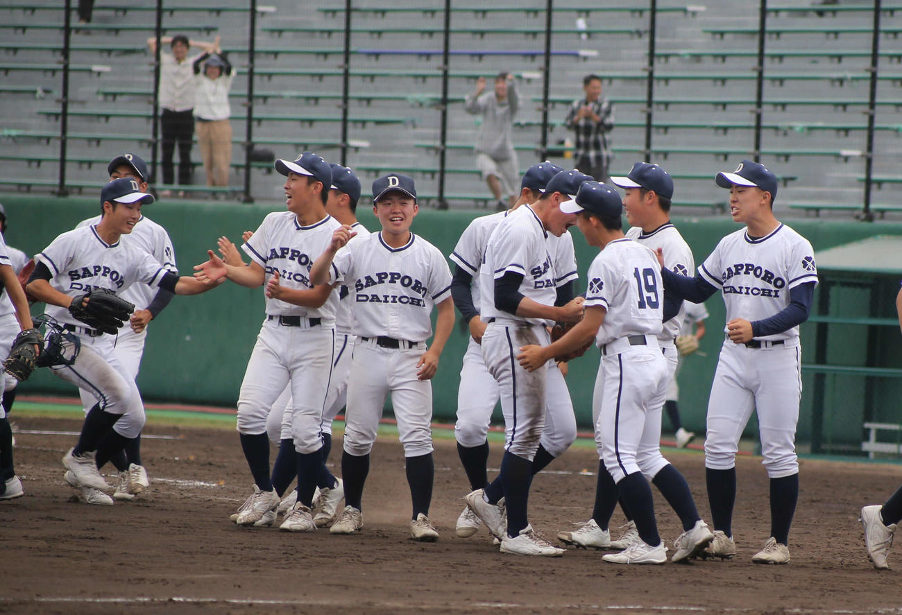 札幌第一対北星学園大付　札幌第一ナインは北星学園大付を破り笑顔（撮影・中島洋尚）