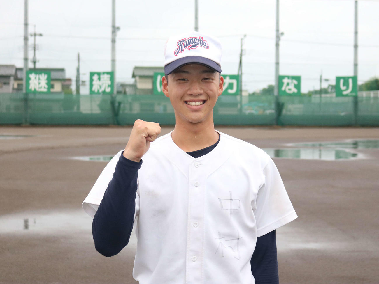 笑顔でガッツポーズする熊谷商・中村（撮影・野見山拓樹）