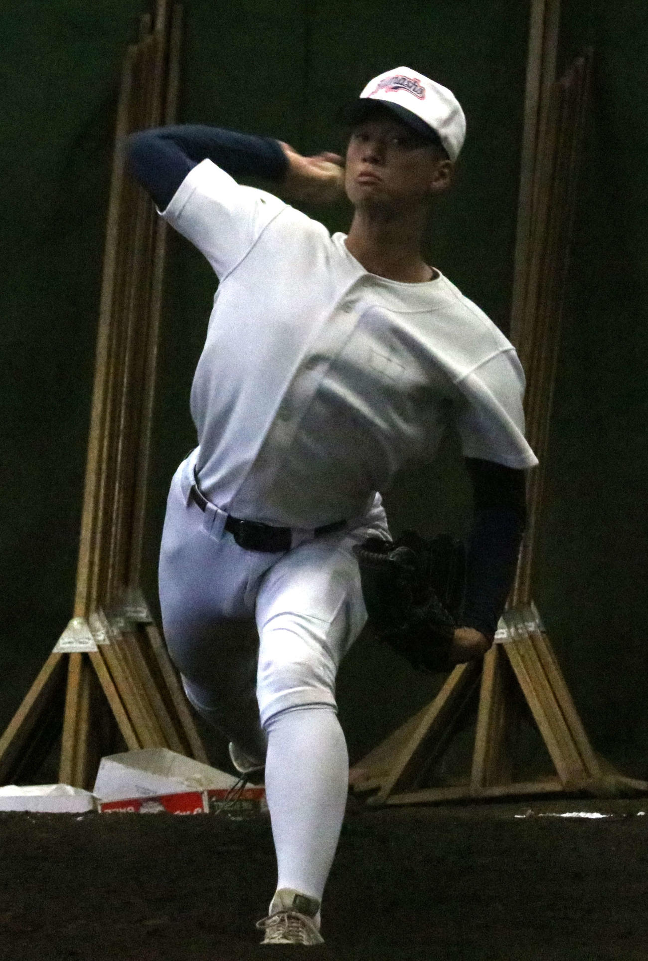 ブルペンで投球する熊谷商・中村（撮影・野見山拓樹）
