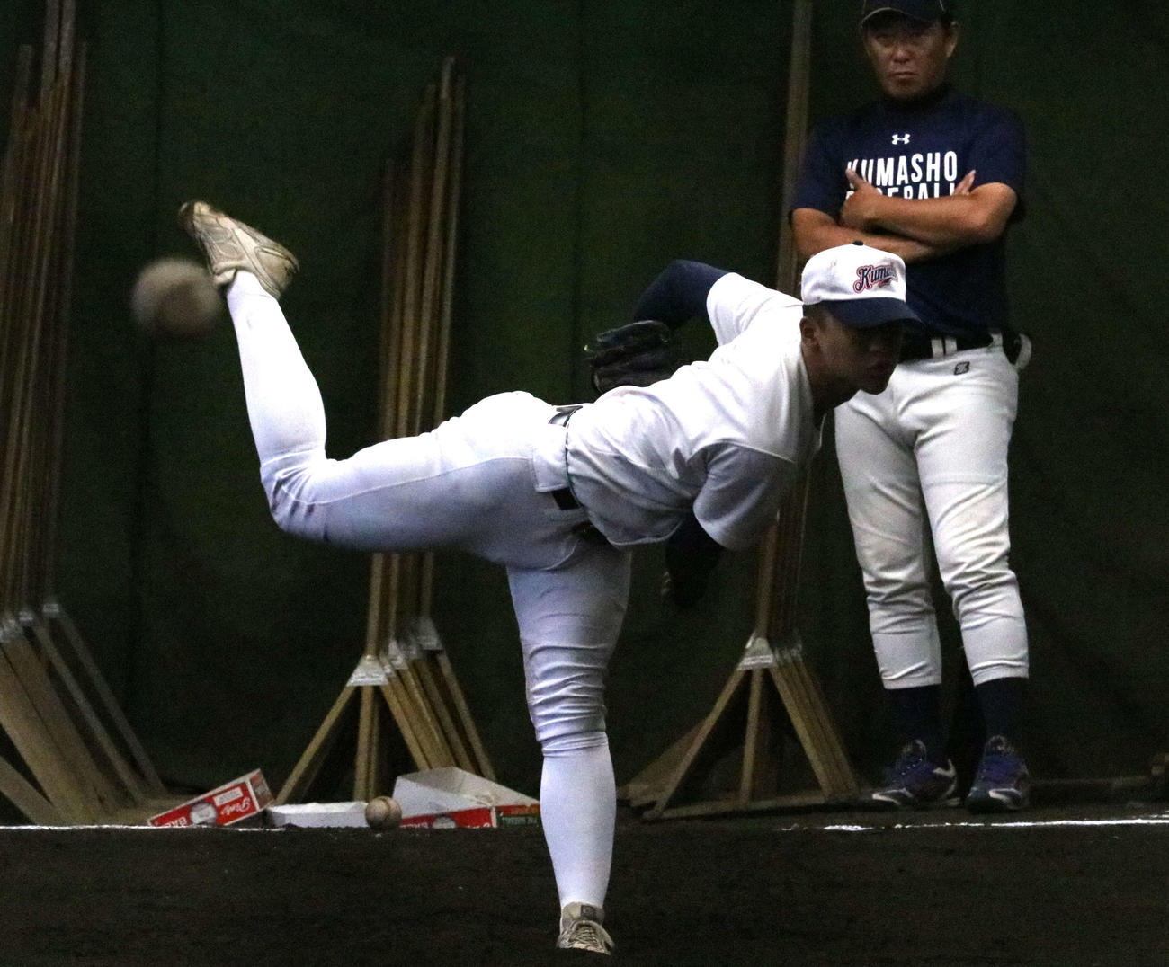 ブルペンで投球する熊谷商・中村（撮影・野見山拓樹）