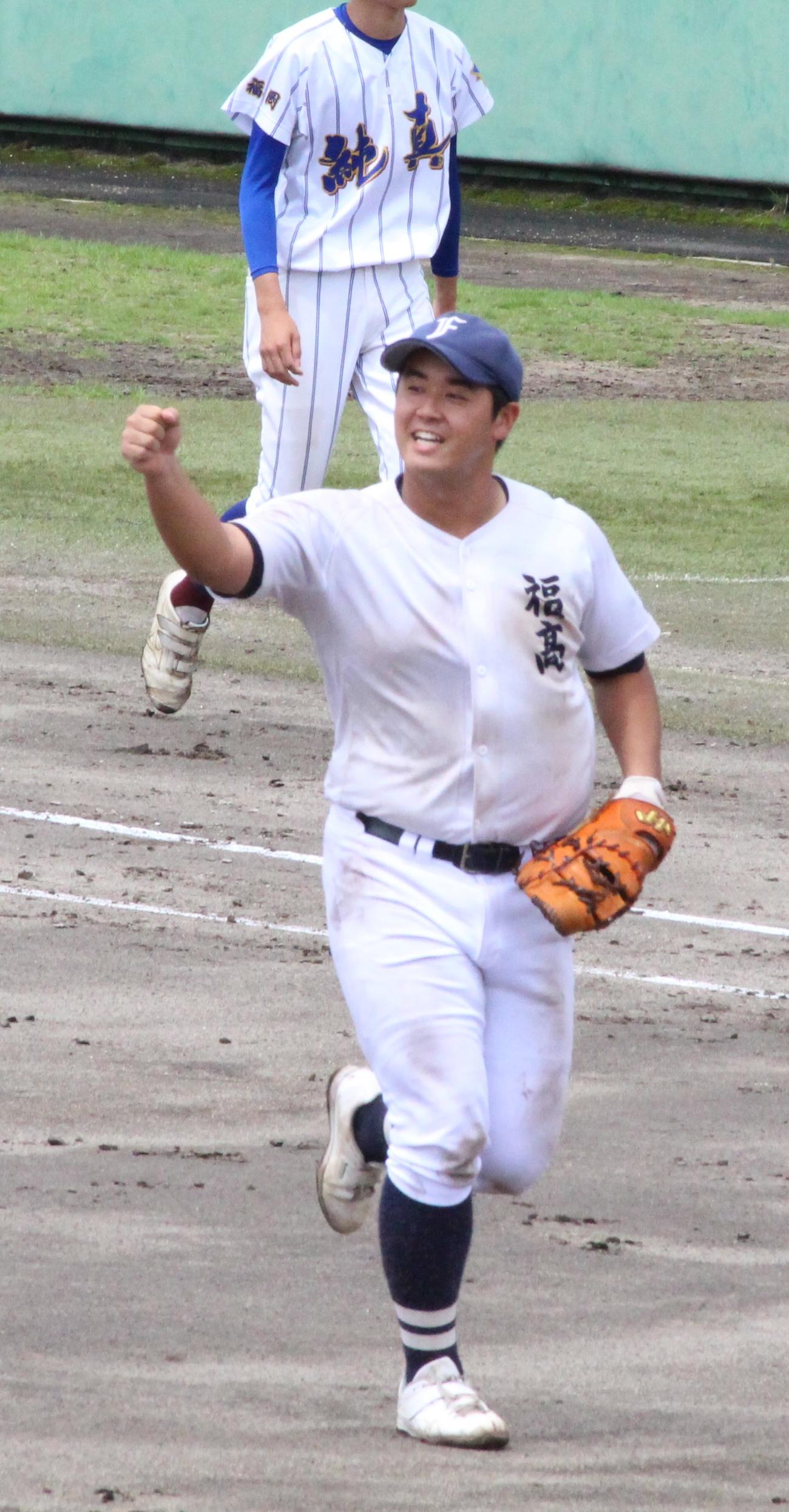 福岡対純真　継続試合を制し、ガッツポーズする福岡・井崎暁志郎投手（撮影・菊川光一）