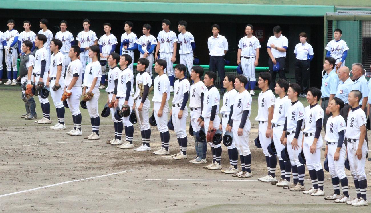 福岡対純真　継続試合を制し、校歌を歌う福岡ナイン（撮影・菊川光一）
