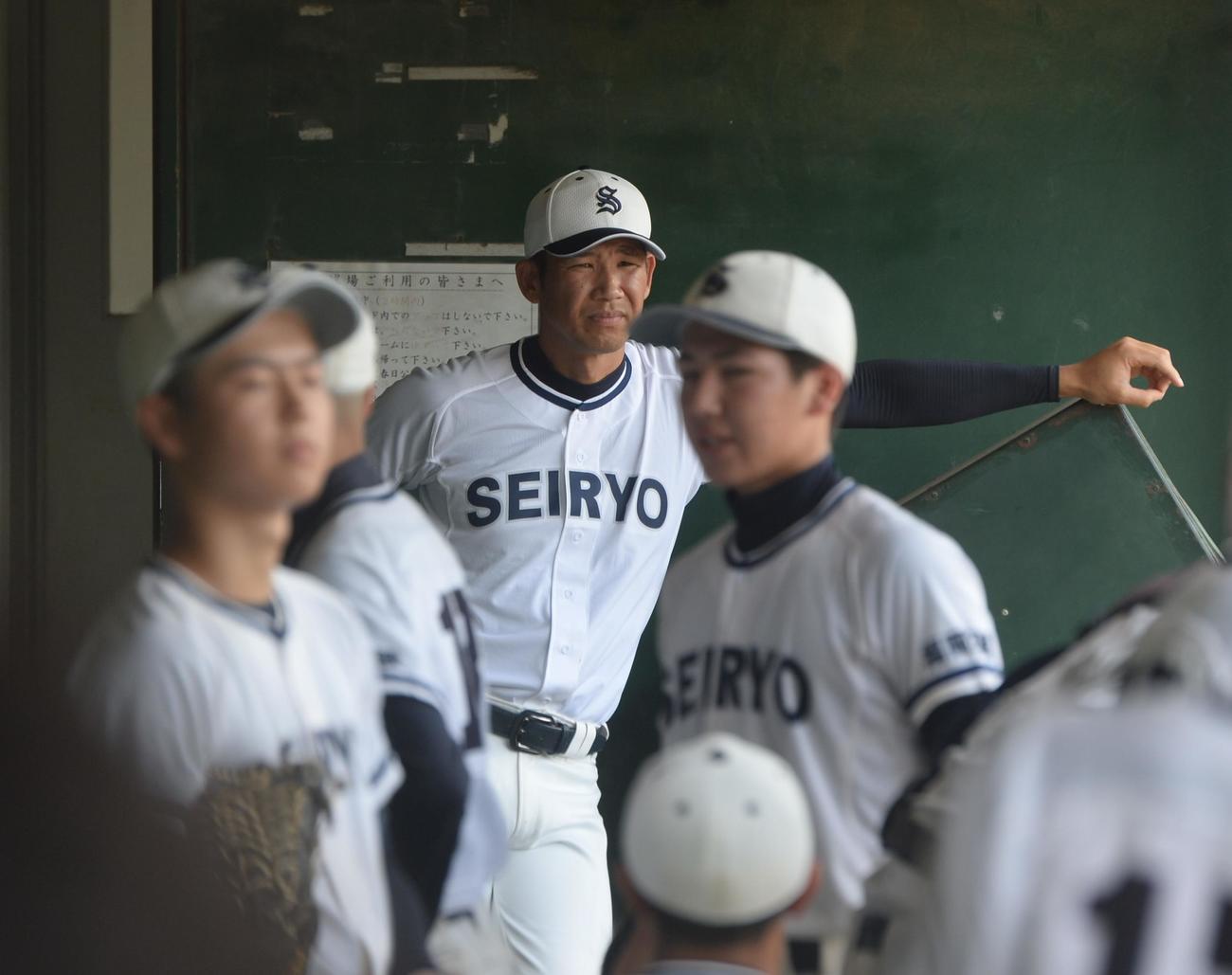 西南学院対福岡西陵　元阪神で福岡西陵・甲斐監督（後方）（撮影・佐藤究）