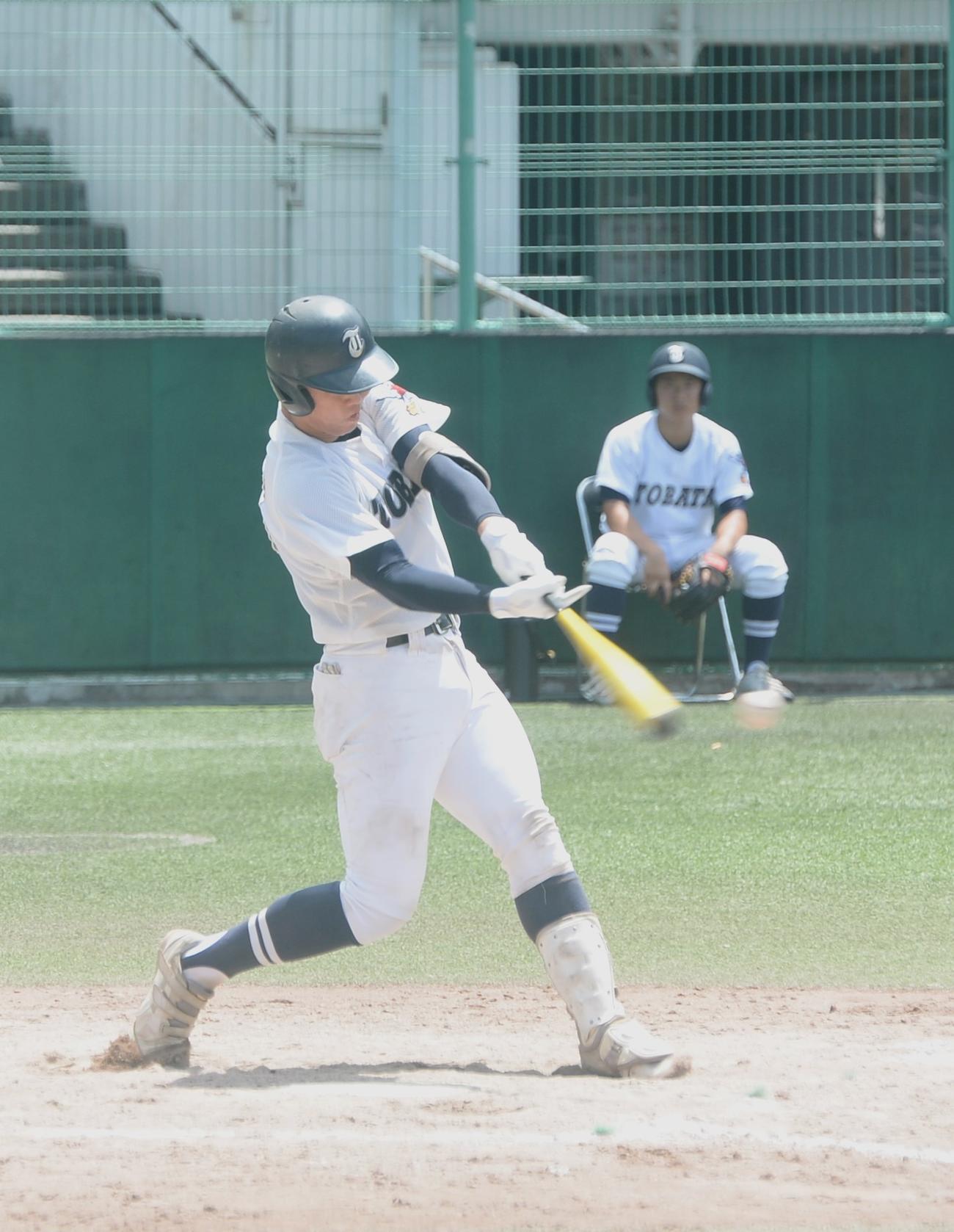 宗像対戸畑　2回裏にソロ本塁打を放った本田（撮影・佐藤究）