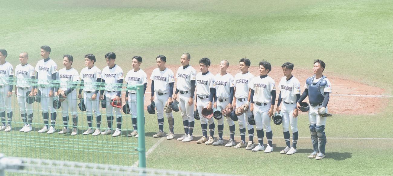宗像対戸畑　試合に勝利し、スタンドにあいさ本田（右）らナイン（撮影・佐藤究）