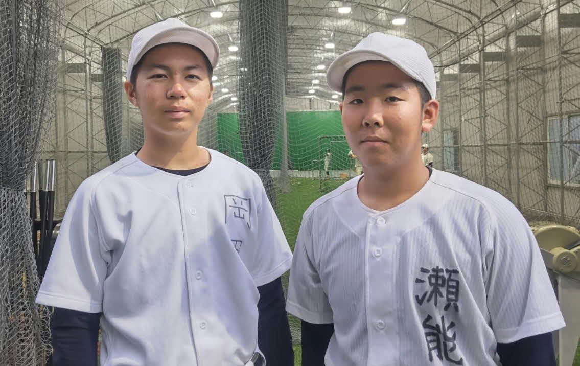 写真に納まる岡田幸大（左）と瀬能颯太