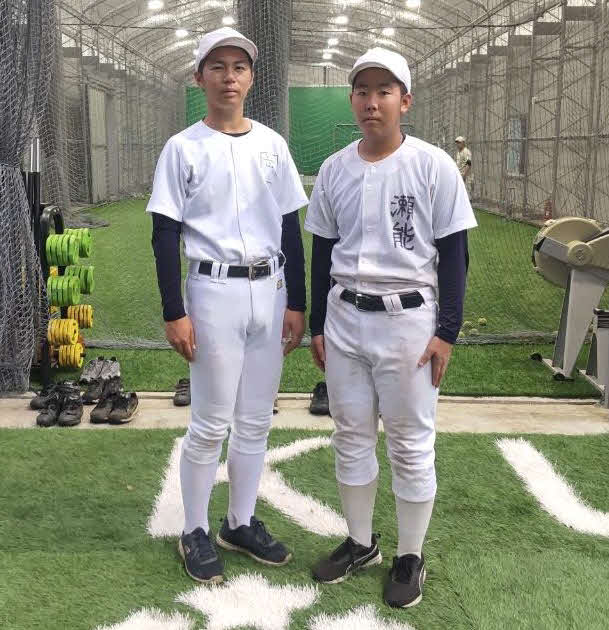 写真に納まる岡田幸大（左）と瀬能颯太