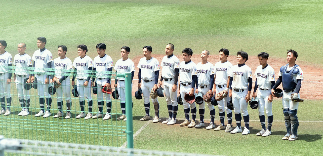 宗像に勝利し、あいさつする本田（右）ら戸畑ナイン（撮影・佐藤究）
