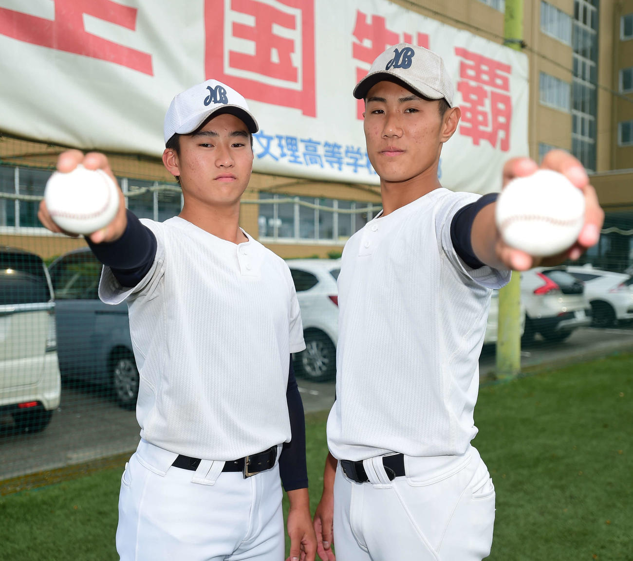 ダブルエースで夏に臨む日本文理・倉石（左）と丸山（撮影・大島享也）