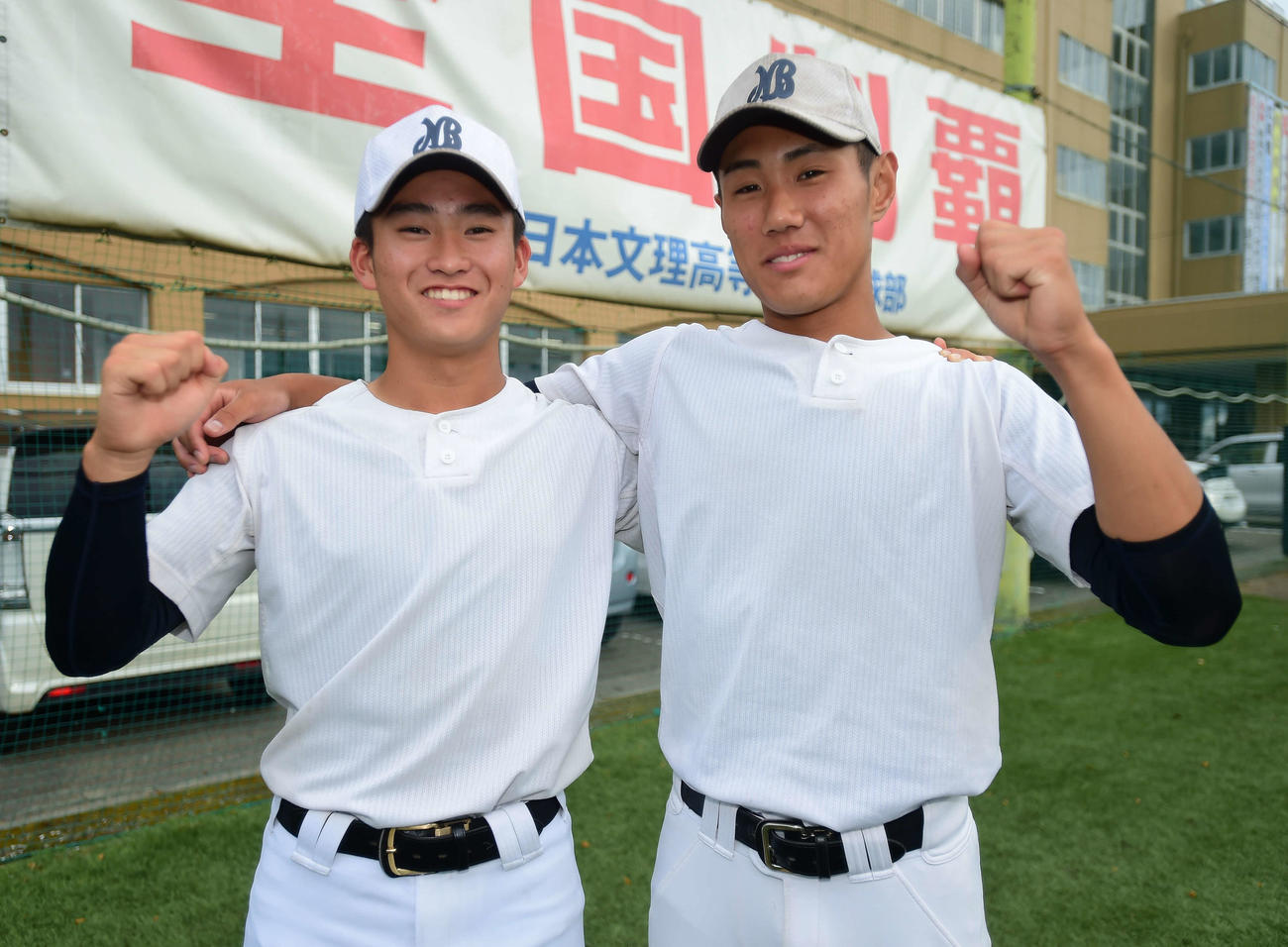 ダブルエースで夏に臨む日本文理・倉石（左）と丸山