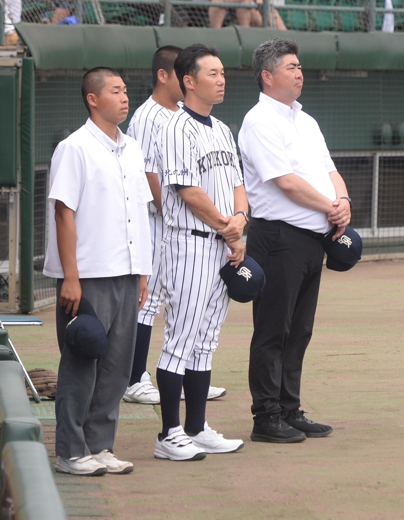 小倉商対九州国際大付　指揮官として夏初勝利を挙げた九州国際大付・楠城監督（中央）（撮影・佐藤究）