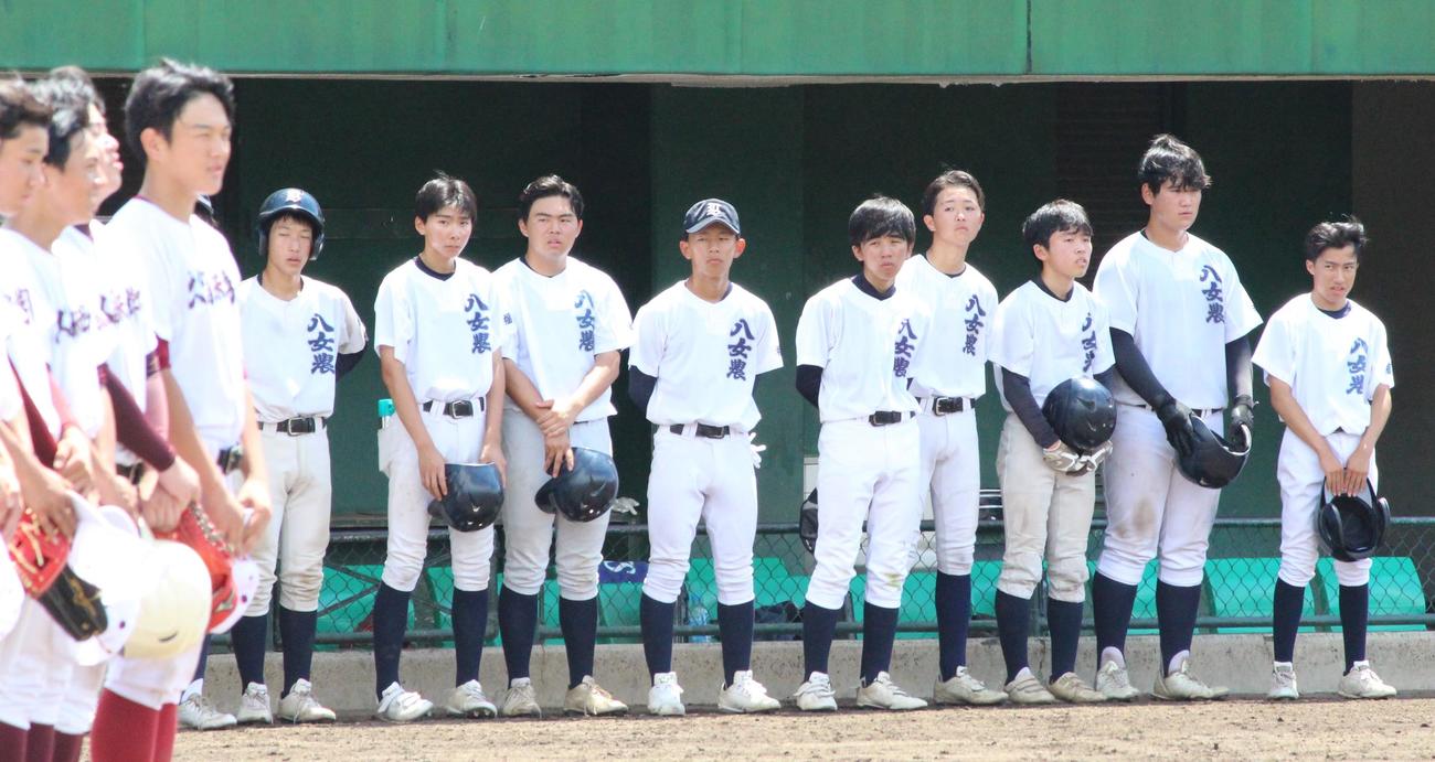 久留米学園対八女農　初戦敗退で相手校の校歌を聞く八女農ナイン（撮影・菊川光一）＝2024年7月4日、春日公園野球場
