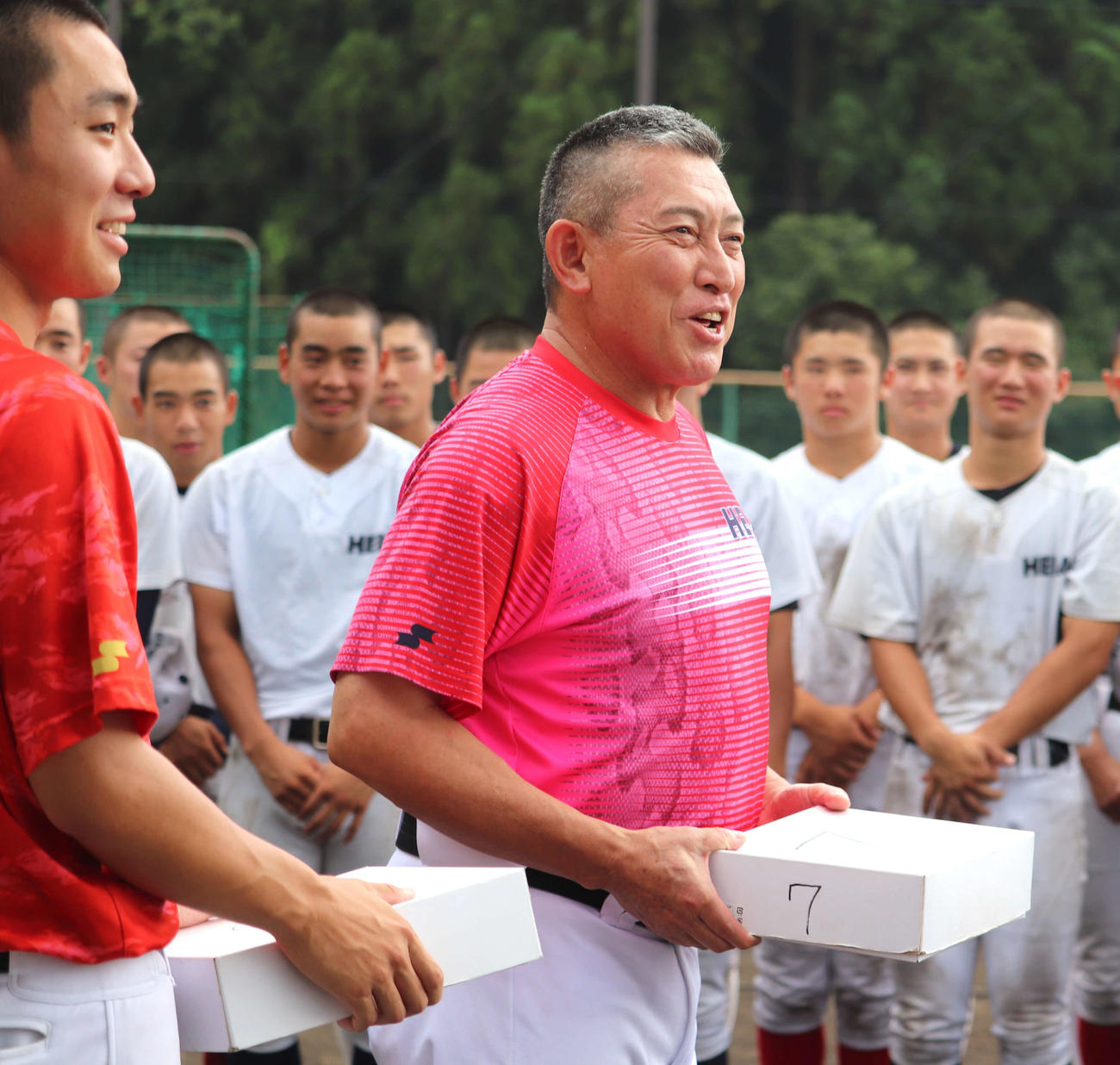 京都大会にメンバー入りした選手へユニホームを手渡す、龍谷大平安（京都）の原田英彦監督（撮影・中島麗）