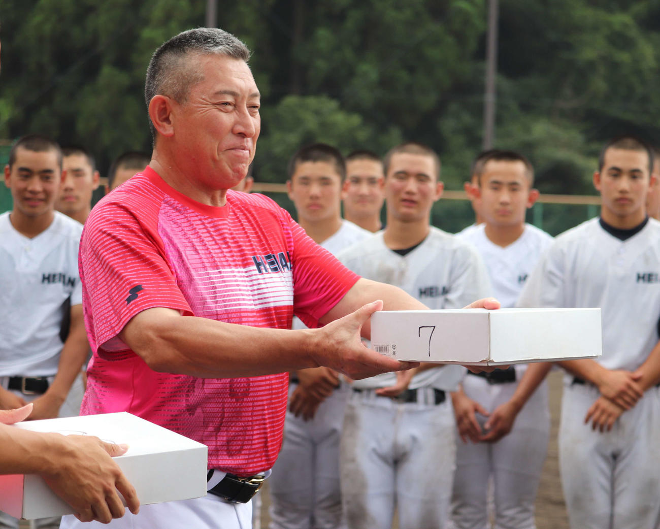 京都大会にメンバー入りした選手へユニホームを手渡す、龍谷大平安（京都）の原田英彦監督（撮影・中島麗）