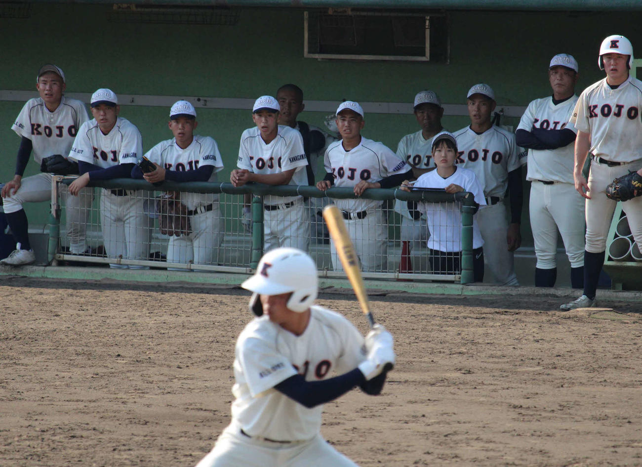 一丸で1球に集中する向上ベンチ（撮影・金子真仁）