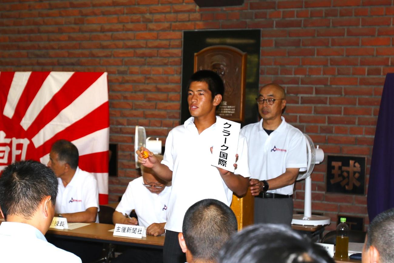 北北海道2連覇を狙うクラークの山田主将は、組み合わせ抽選で8番のクジを引いた（撮影・中島洋尚）