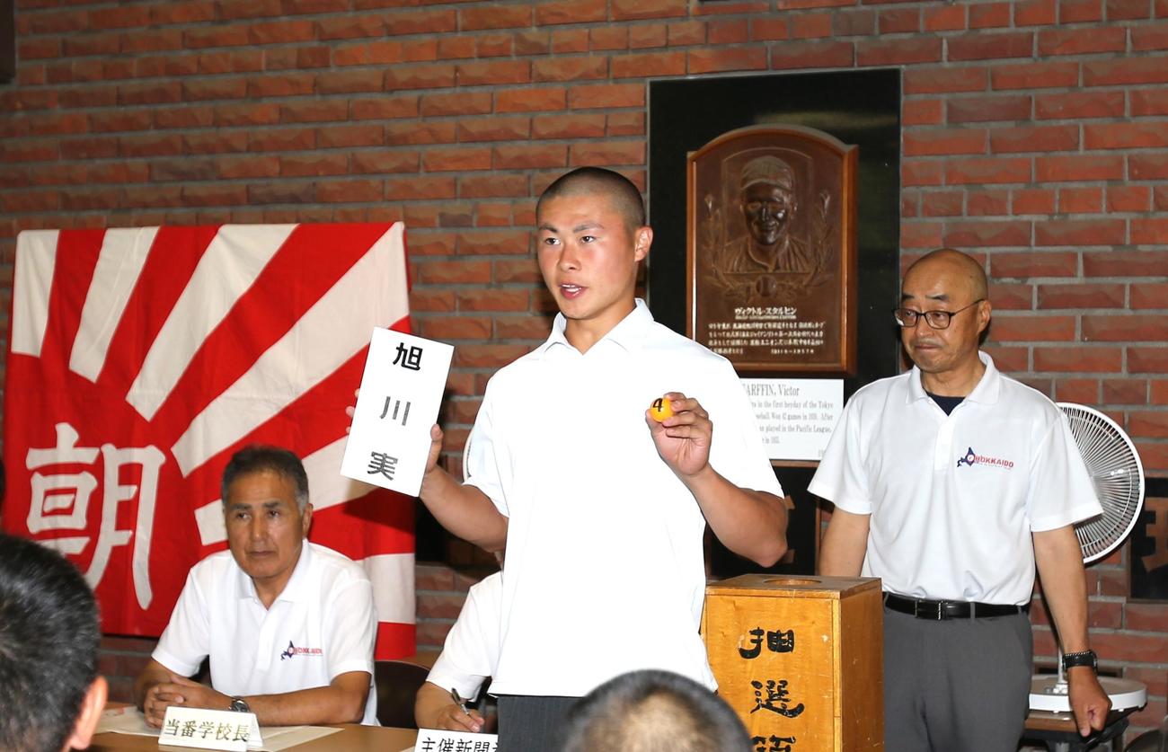 旭川実の152キロ右腕エース田中は、組み合わせ抽選で4番のクジを引いた（撮影・中島洋尚）