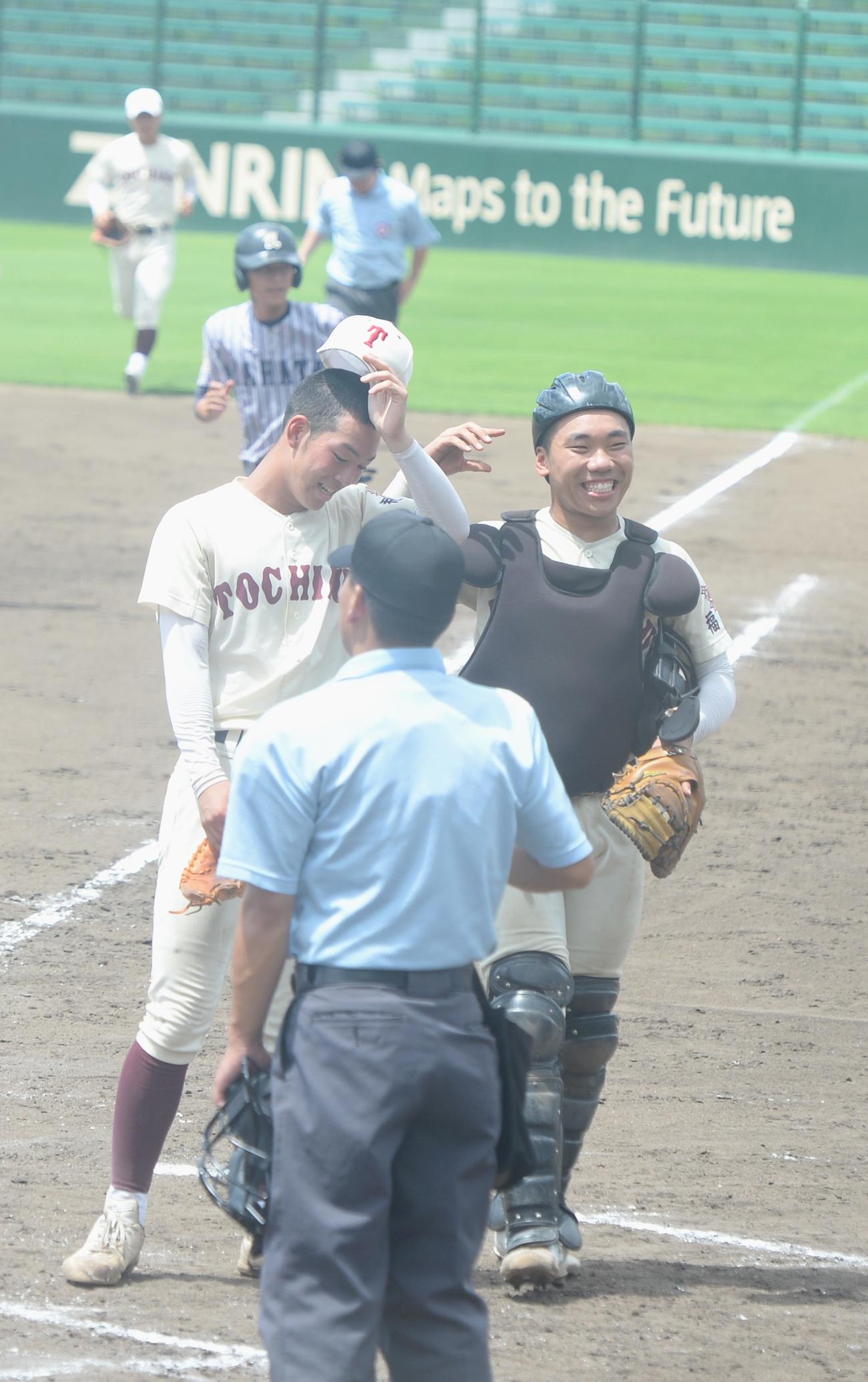 東筑対八幡工　試合に勝利し、笑顔を見せる東筑・大越、左は完封勝利の山下（撮影・佐藤究）