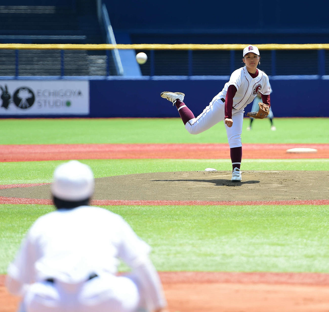 始球式を務めた長岡大手・田中（手前）と柏崎・長谷川