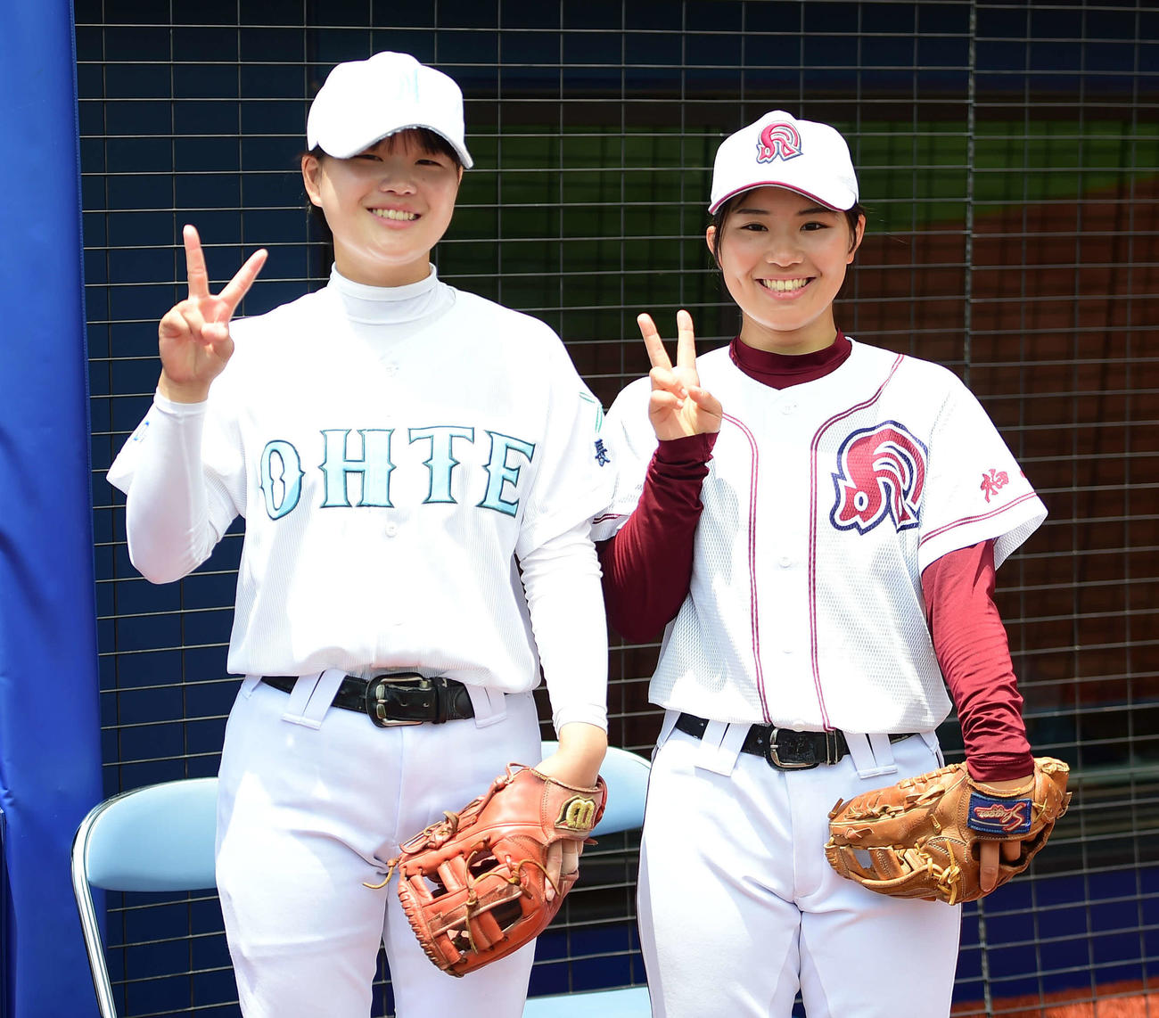 始球式を務めた長岡大手・田中（左）と柏崎・長谷川