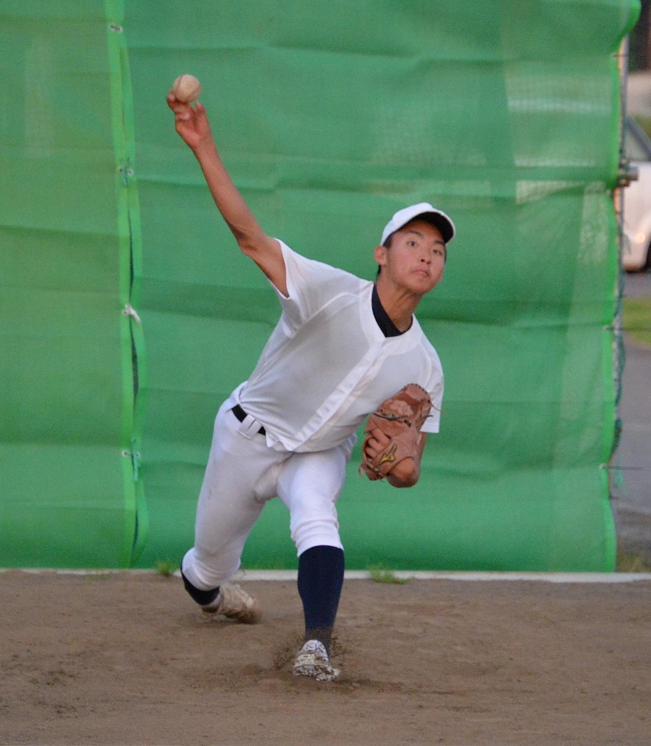 ブルペンで投球練習をする横手清陵学院・藤井（撮影・濱本神威）