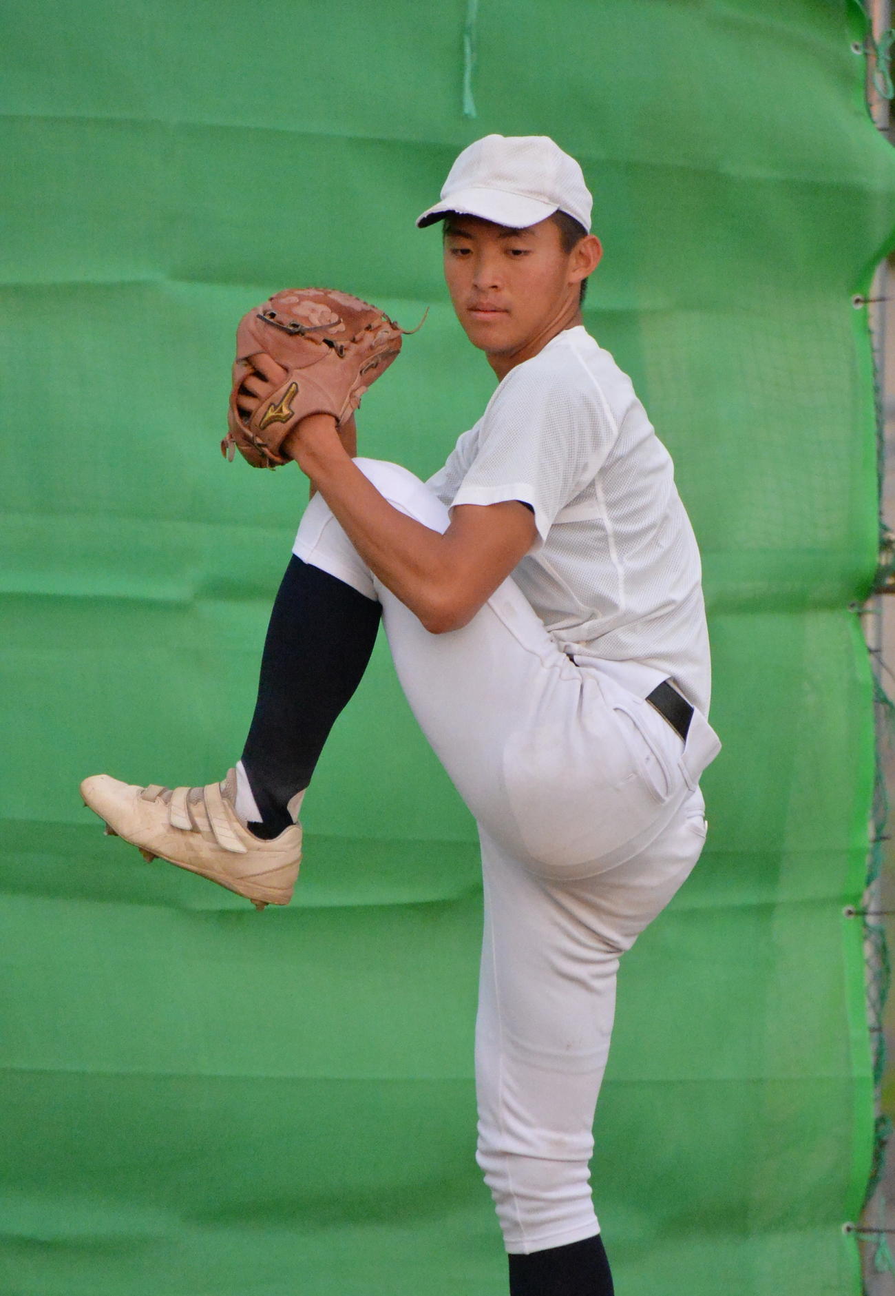 ブルペンで投球練習をする横手清陵学院・藤井（撮影・濱本神威）
