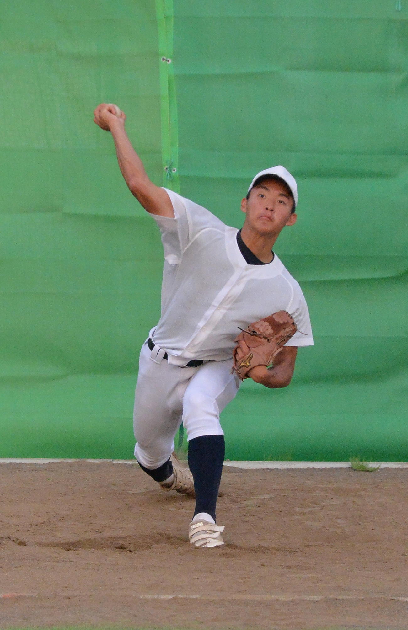 ブルペンで投球練習をする横手清陵学院・藤井（撮影・濱本神威）