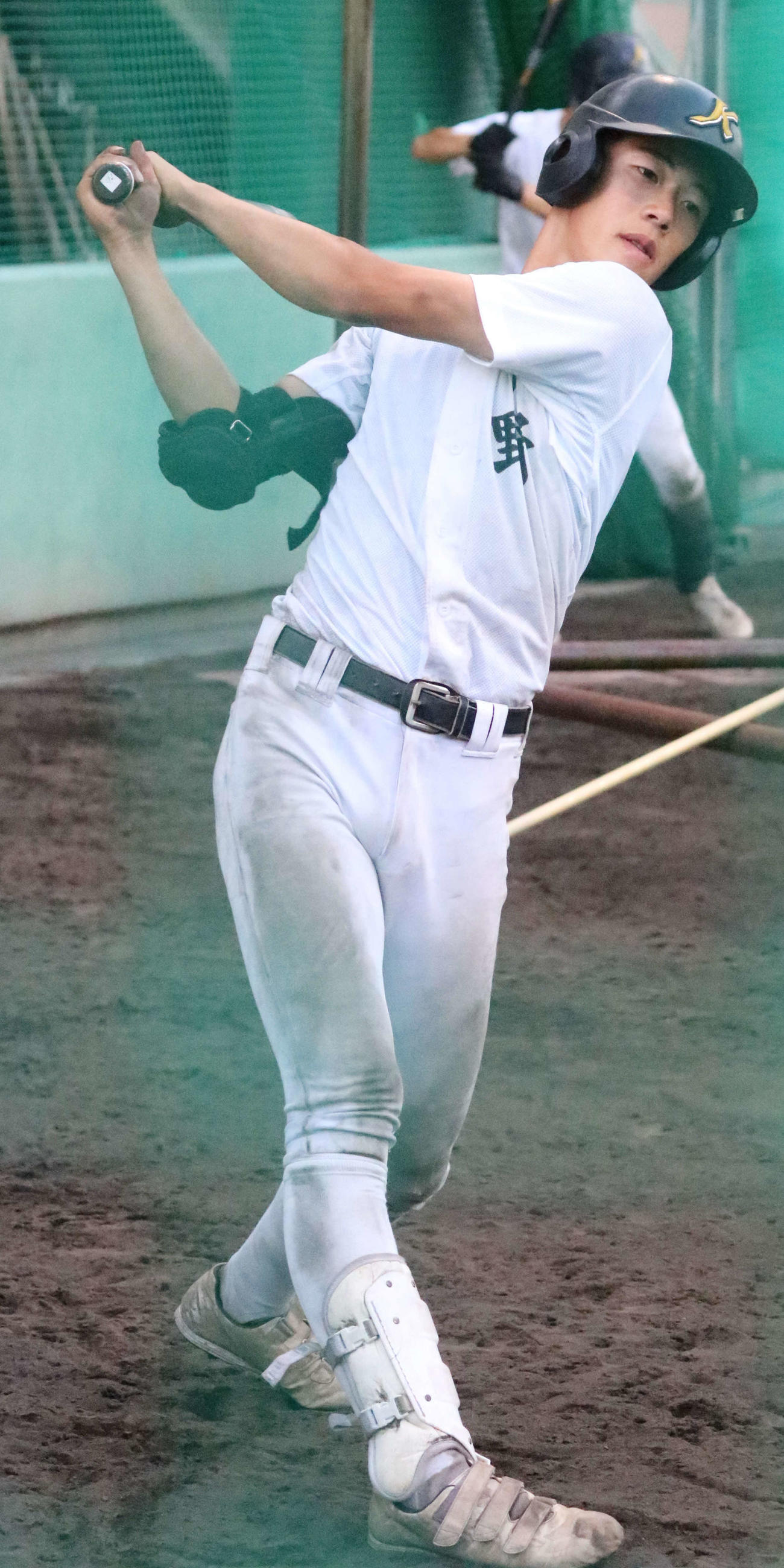 練習で素振りを行う金光大阪・平野（撮影・塚本光）