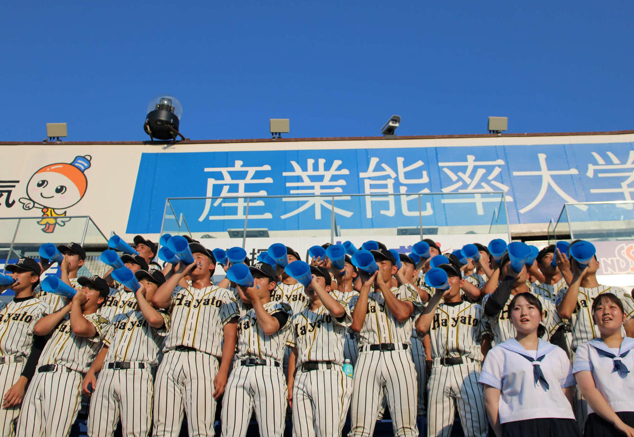 開会式で大会歌「栄冠は君に輝く」を大合唱する横浜隼人の3年生たち（撮影・金子真仁）
