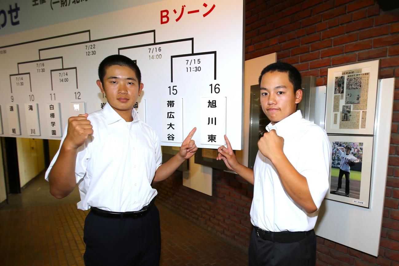 旭川東の臼井主将（右）と小港副将は、旭川東の校名を指さし、健闘を誓う（撮影・中島洋尚）