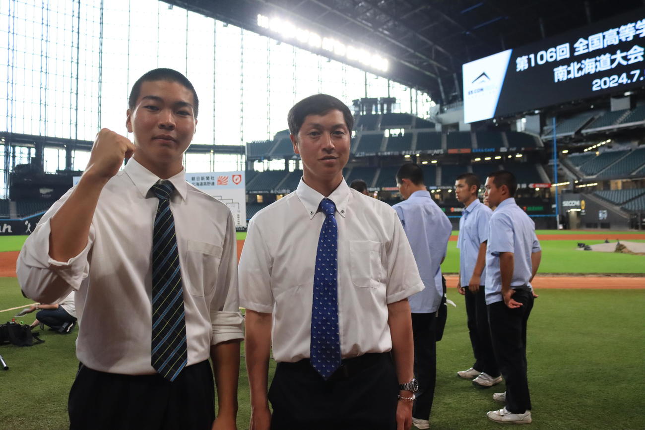 2年ぶり甲子園を目指す札幌大谷・増田主将（左）と五十嵐監督（撮影・保坂果那）