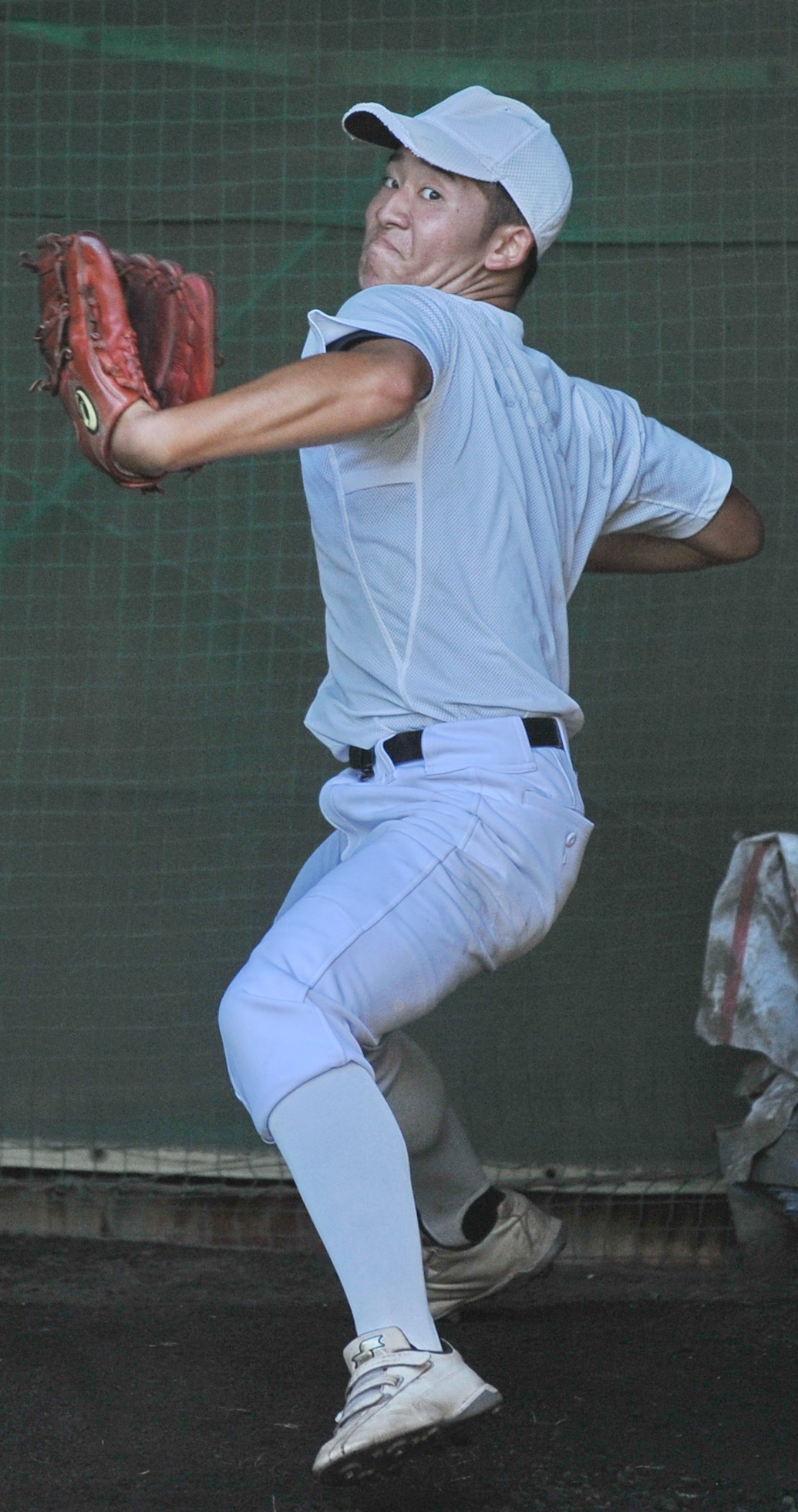 三島南戦に向け、ブルペンで調整する磐田農・太田