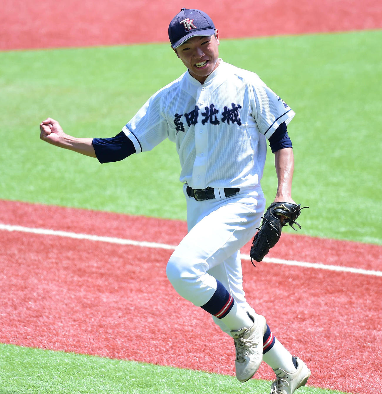 高田北城対糸魚川白嶺　7回裏2死二、三塁を無失点でしのぎ、ガッツポーズする高田北城・斎藤