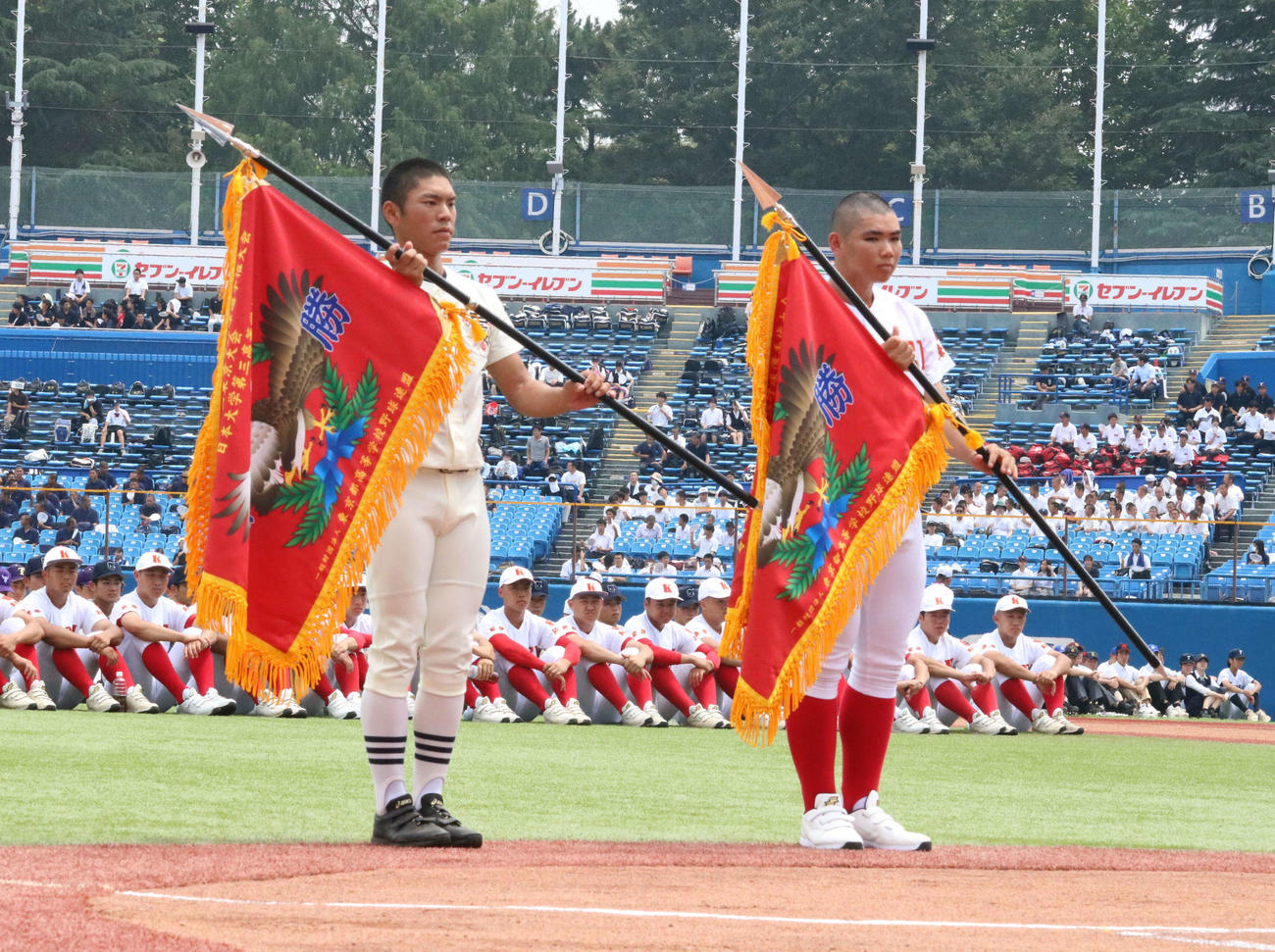 優勝旗を返還する日大三・土井主将（左）と共栄学園・高橋主将（撮影・水谷京裕）