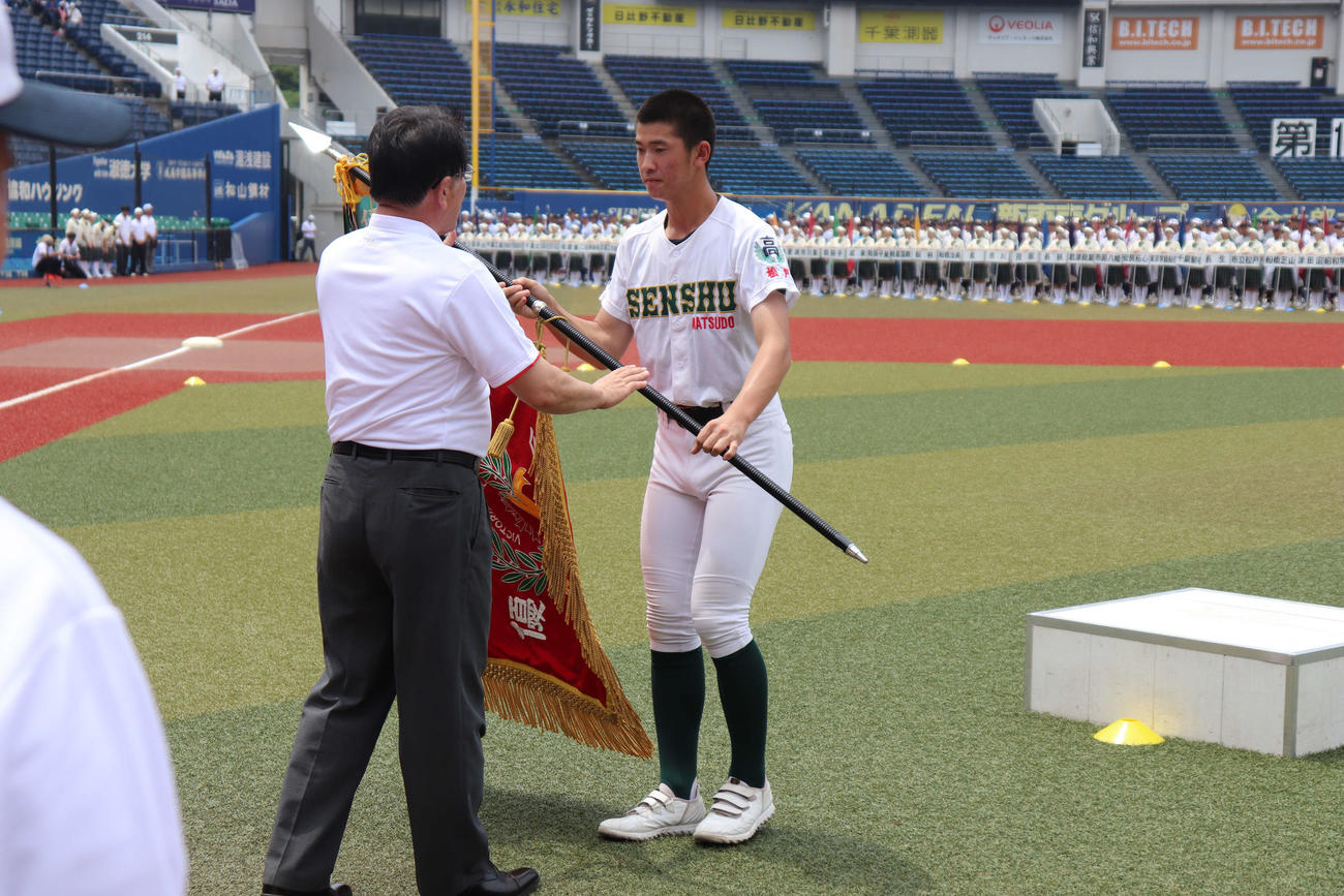 優勝旗返還に臨む、専大松戸の中山主将（撮影・保坂淑子）