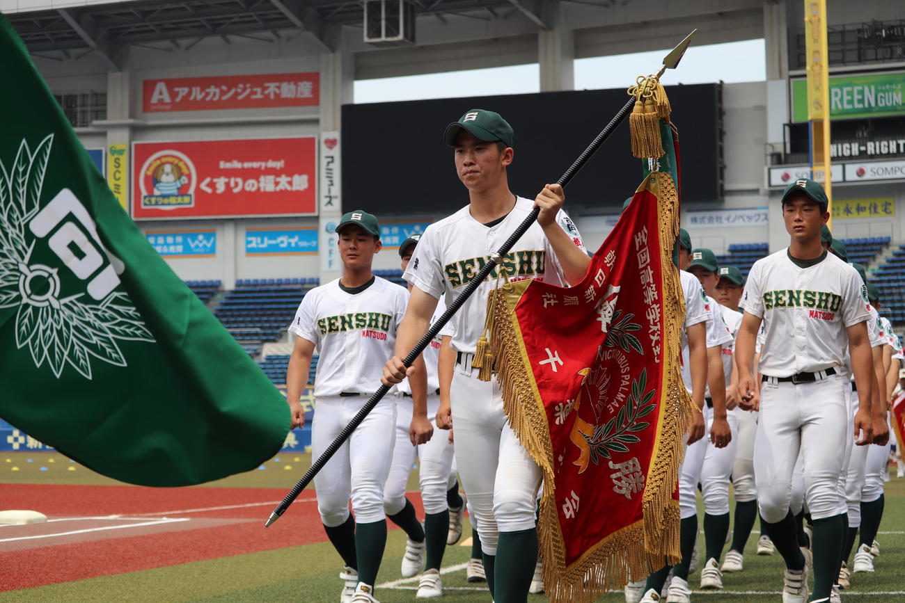 第106回千葉大会開会式　連覇を目指し、入場行進をする専大松戸の選手たち（撮影・保坂淑子）