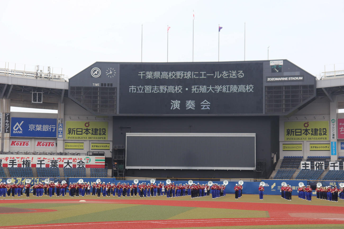 演奏書会を行う習志野吹奏楽、拓大紅陵吹奏楽の部員たち（撮影・保坂淑子）