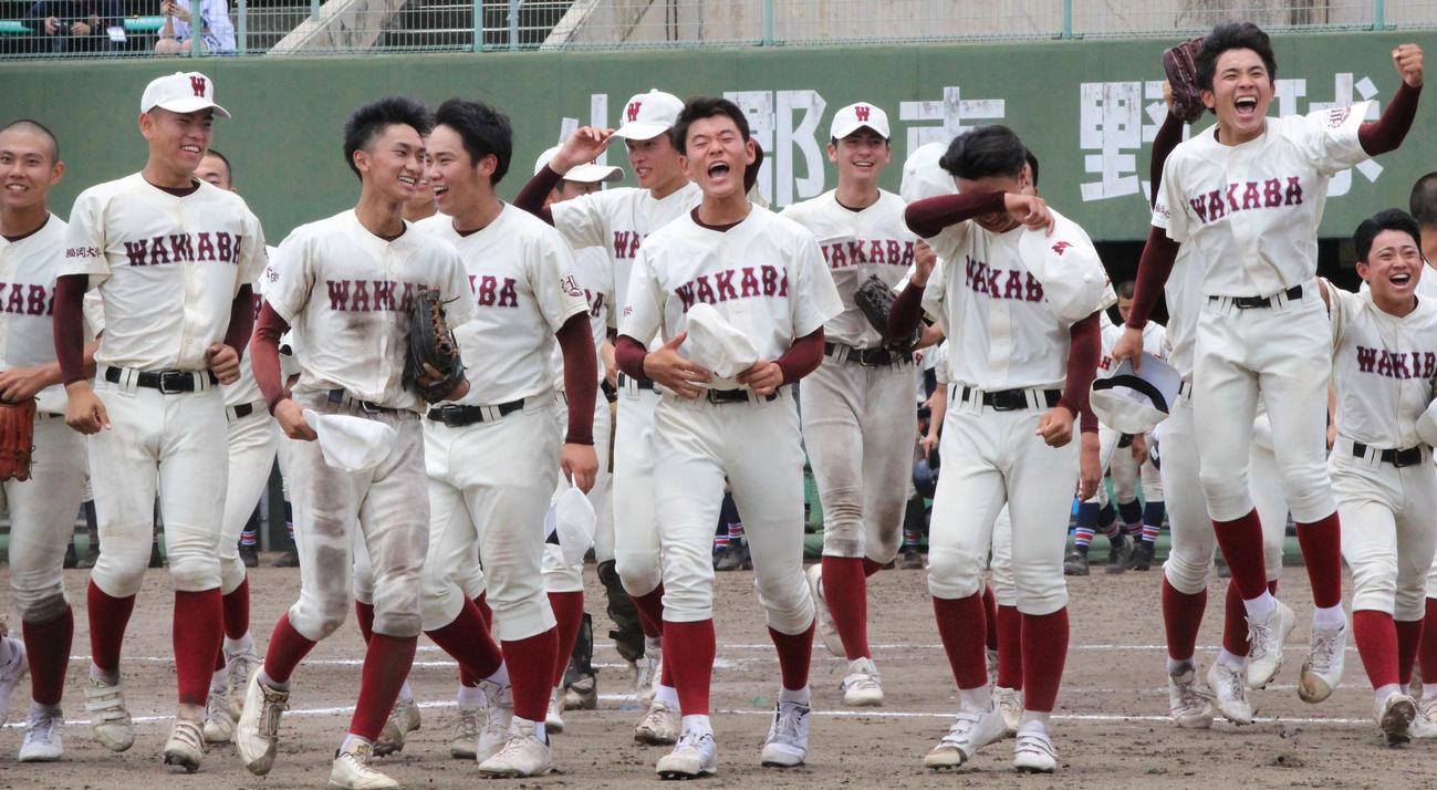 福岡大若葉対九州産　3回戦を突破して喜ぶ福岡大若葉ナイン（撮影・菊川光一）
