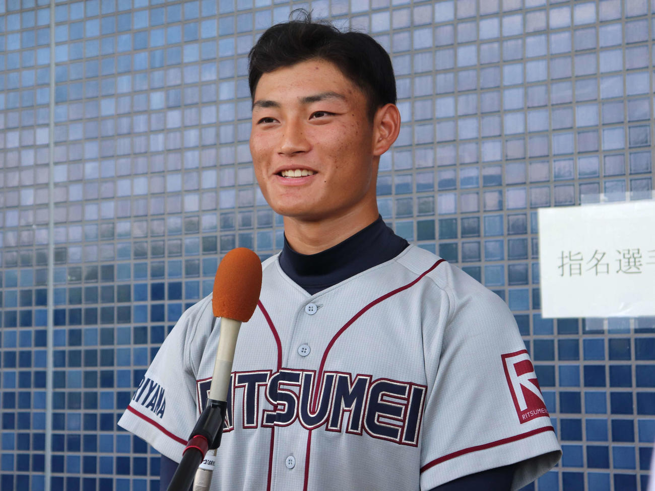 滋賀1番星を飾り、試合後取材に応じる立命館守山・杉本倫太郎（撮影・中島麗）
