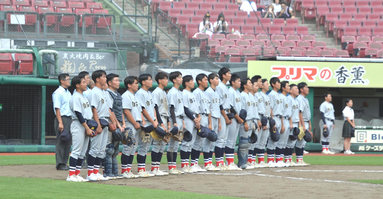 白石工対佐沼　開幕試合に勝利し校歌を歌う白石工ナイン（撮影・濱本神威）
