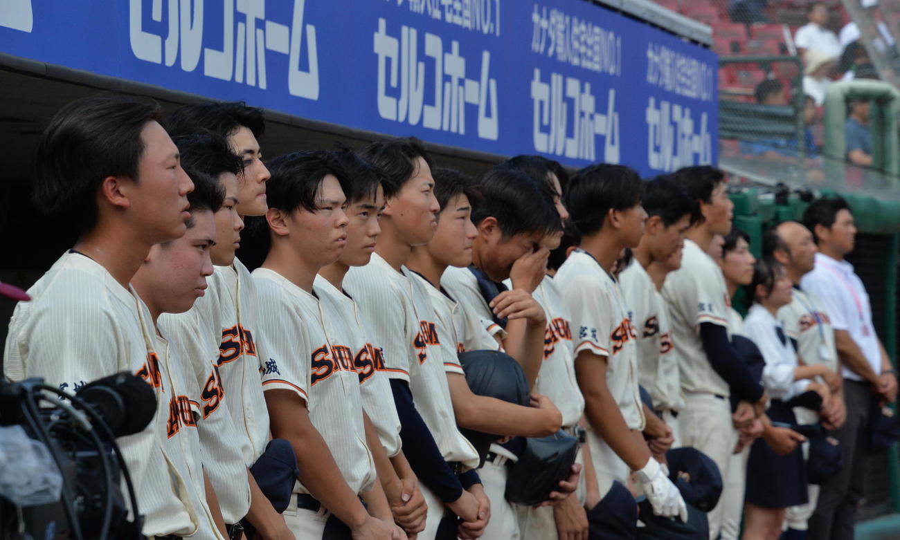 白石工対佐沼　試合に敗れ、静かに白石工を見つめる佐沼ナイン（撮影・濱本神威）