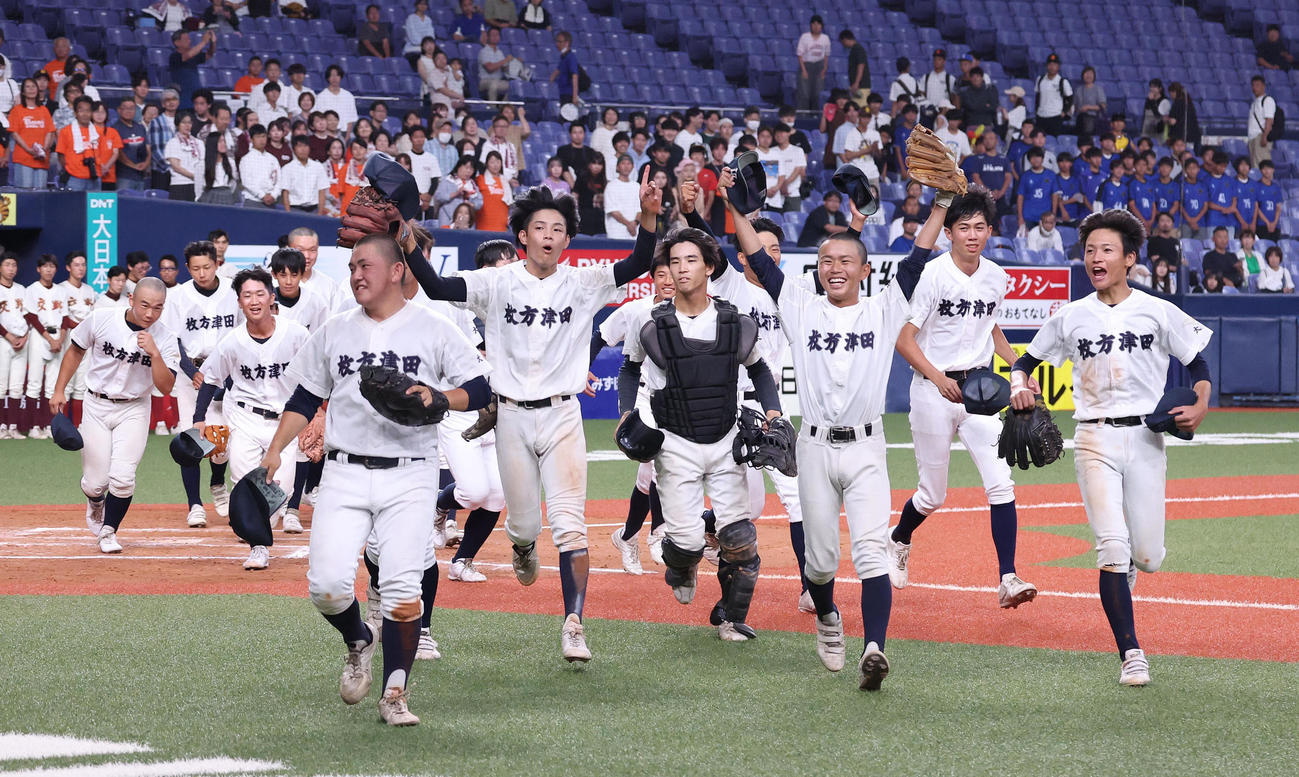 交野対枚方津田　交野に勝利してガッツポーズで駆けだす枚方津田ナイン（撮影・白石智彦）