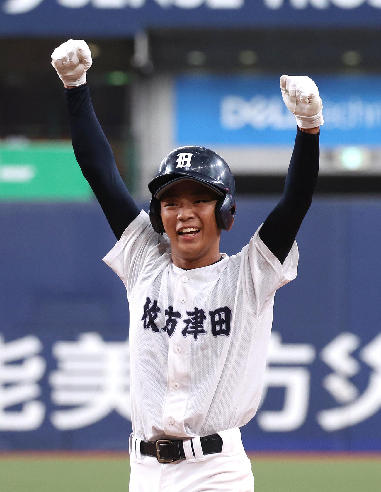 交野対枚方津田　8回裏枚方津田2死二塁、福山は中前適時打を放ちベンチに向かってガッツポーズする（撮影・白石智彦）